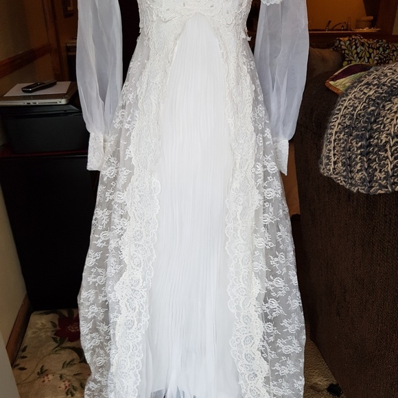 RARE! SALE!!  was $599 Pristine White Vintage Lace Wedding Gown - Picture 8 of 9